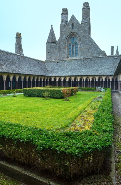 Photo the gothic gallery of st. michael monastery. monastery courtyard. mont saint-michel, france.