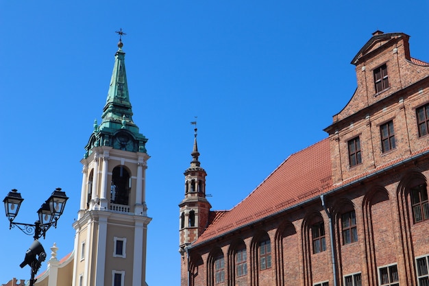 Photo the gothic old town hall ratusz staromiejski holy spirit church in torun poland august