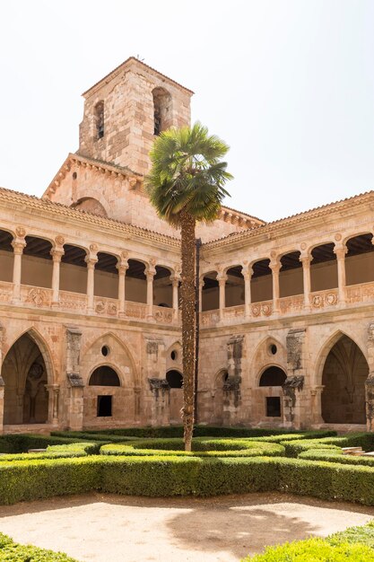 Santa Maria de Huerta Soria Castilla Spain의 Cistercian Monastery의 Gothicplateresque 회랑