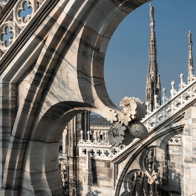 Gotische architectonische details op het dak van Milaan Duomo katholieke kathedraal in het ochtendlicht Milaan Italië