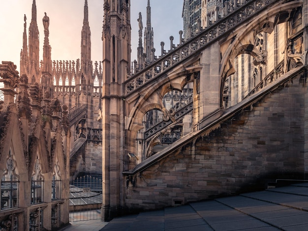 Gotische architectonische details op het dak van Milaan Duomo katholieke kathedraal in het ochtendlicht Milaan Italië