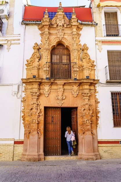 Gotische gevel van een heel oud huis in de monumentale stad Ecija in Sevilla, Spanje