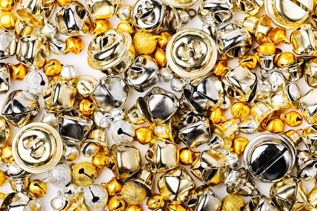 Goud en zilver Jingle bells Kerst achtergrond. Platliggend, bovenaanzicht