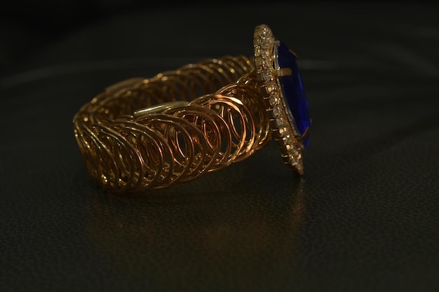 Goud is een populair accessoire Het waren gouden armbanden en gouden kettingen