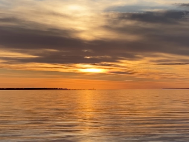 goud roze oranje gele zonsondergang op zee banner achtergrond