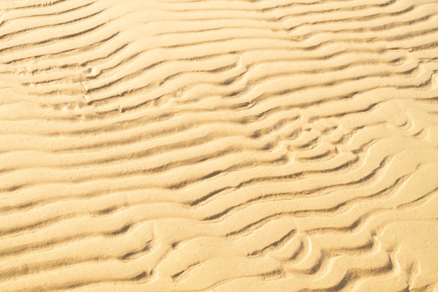 Goud zand met abstract golfpatroon. achtergrond van texure kust. zomer en vacotion concept