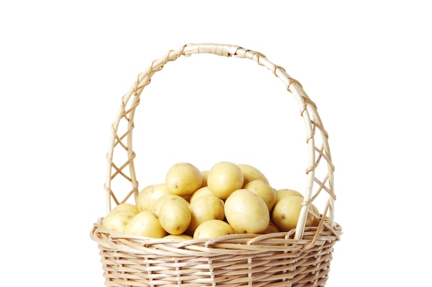 Gouden aardappelen in een mand geïsoleerd op een witte achtergrond.