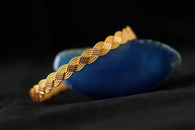 Gouden armband op blauwe agaatsteen