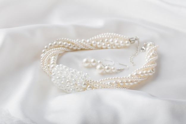 Gouden armband op witte doek