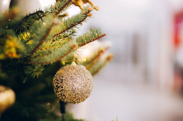 Gouden bal op kerstboom