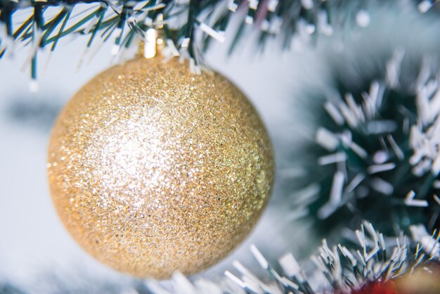 Gouden bal op kerstboom