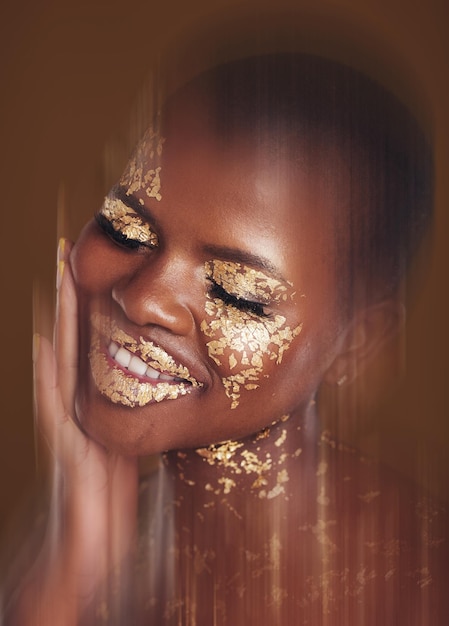 Gouden beauty spa-masker en vrouw met vervaging in studio met glittercosmetica en sprankelende kunst Bruin b