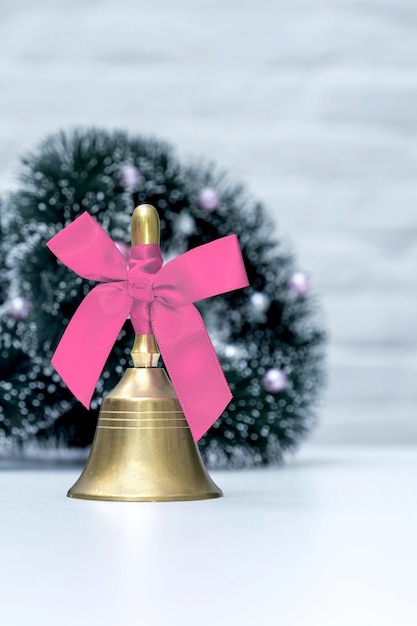 Gouden bel roze paars violet witte achtergrond boog lint kerstboom speelgoed Nieuwjaar