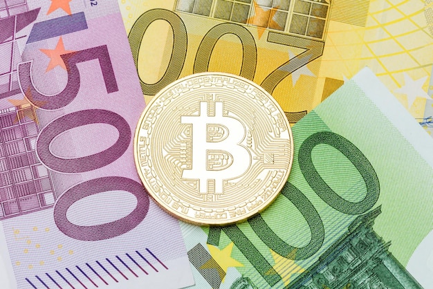 Gouden Bitcoin close-up Euro valuta als achtergrond Macro foto Hoge resolutie foto