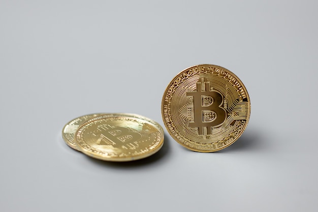 Gouden Bitcoin cryptocurrency en muntstukstapel