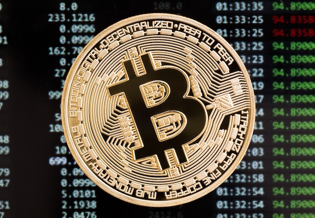 Gouden bitcoin cryptocurrency munt op een printplaat achtergrond. Hoge resolutie foto.
