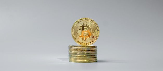 Gouden Bitcoin cryptocurrency-muntenstapel Crypto is digitaal geld binnen het blockchain-netwerk wordt uitgewisseld met behulp van technologie en online internetuitwisseling Financieel concept