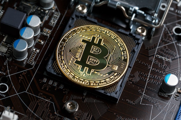 Gouden Bitcoin-cryptocurrency op computerprintplaat CPU.