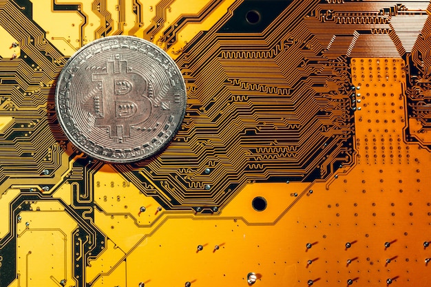 gouden bitcoin en computerchip op achtergrond