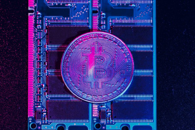 gouden bitcoin en computerchip