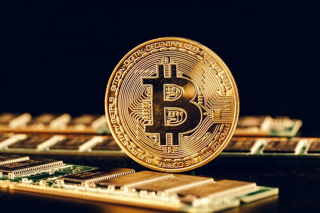 gouden bitcoin en computerchip