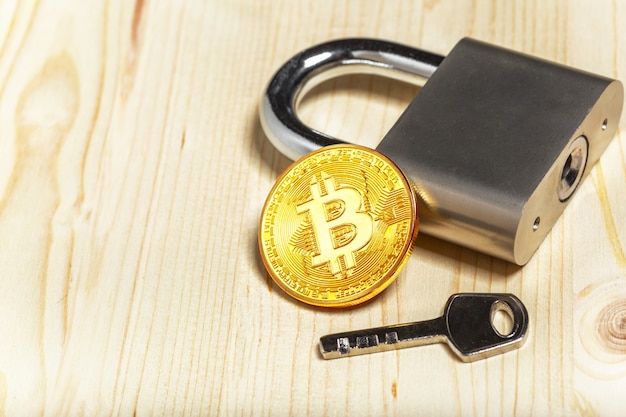 Gouden bitcoin en hangslot