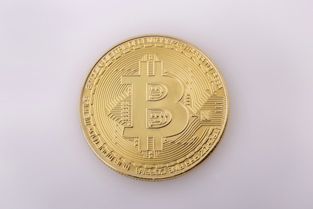 Gouden bitcoin geïsoleerd op een witte achtergrond