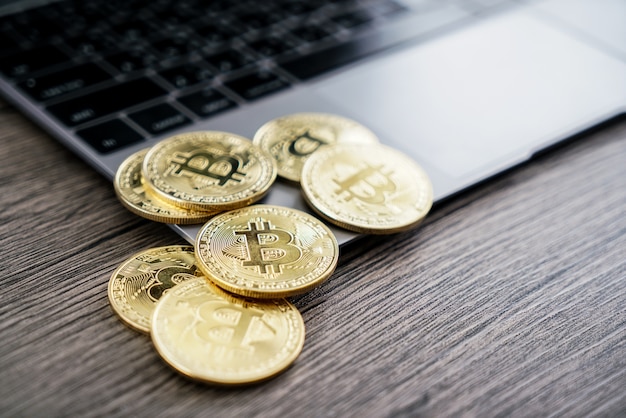 Gouden bitcoin-geld op computer.