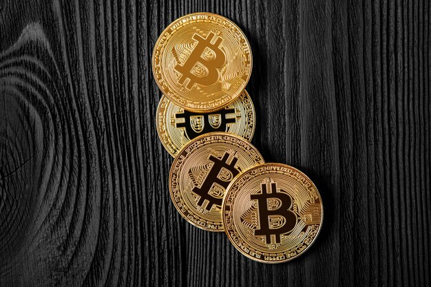 Foto gouden bitcoin-geld op houten lijst. elektronische crypto-valuta