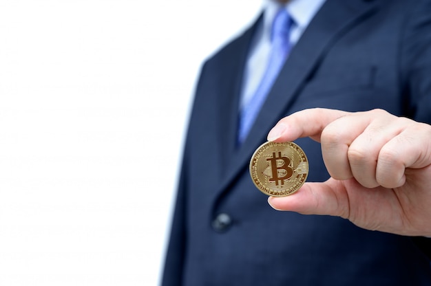 Gouden Bitcoin in de hand van een man. blockchain en nieuwe virtuele valuta.