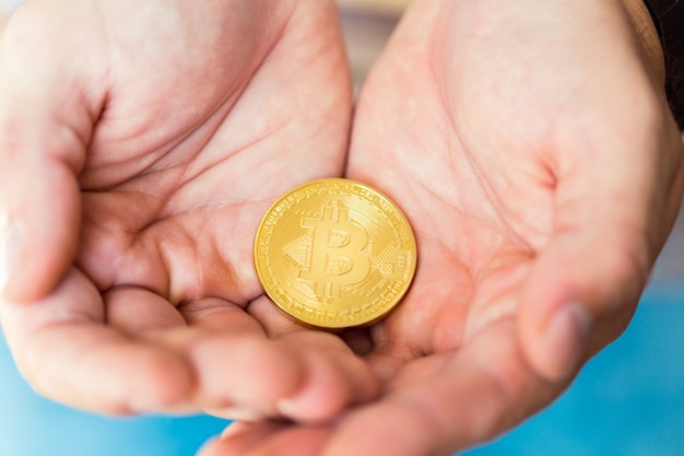 Gouden bitcoin in handen