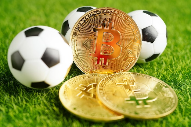 Gouden bitcoin met voetbal of voetbal-cryptocurrency gebruikt bij online sportweddenschappen