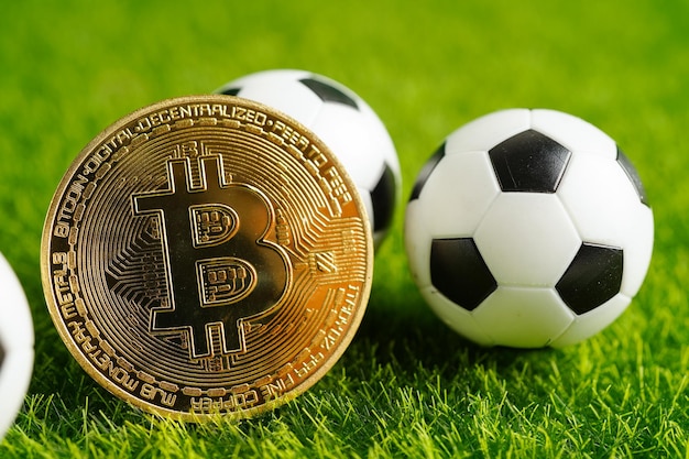 Gouden bitcoin met voetbal of voetbal-cryptocurrency gebruikt bij online sportweddenschappen