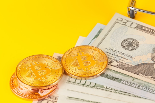 Gouden bitcoin-munt en ons dollars