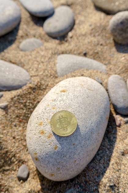 Gouden bitcoin munt in natuursteen Nieuw financieel systeem