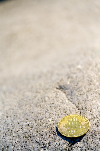 Gouden bitcoin munt in natuursteen Nieuw financieel systeem