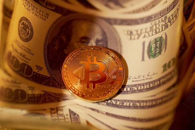 Gouden bitcoin-munt op Amerikaanse dollars close-up elektronische crypto-valuta