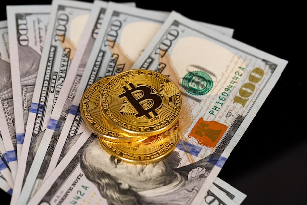 Gouden bitcoin-munt op Amerikaanse dollars close-up. Elektronische cryptovaluta