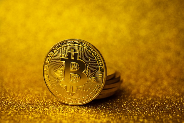 Gouden bitcoin munten stapel. Type bedrijfsfinanciën concept