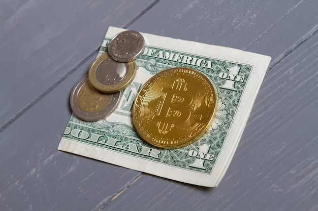 Gouden Bitcoin op Amerikaanse dollarbiljetten Elektronisch gelduitwisselingsconcept