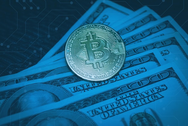 Gouden Bitcoin op biljetten van honderd dollar close-up