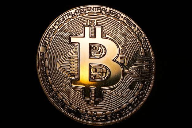 Gouden bitcoin op een zwarte achtergrond