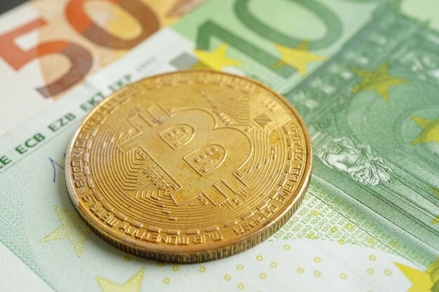 Gouden bitcoin op eurobankbiljettengeld voor zaken en commerciële Digitale muntcryptocu