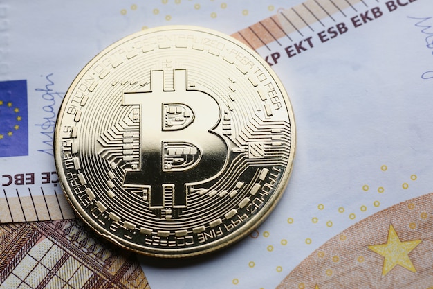 gouden bitcoin op eurobiljetten