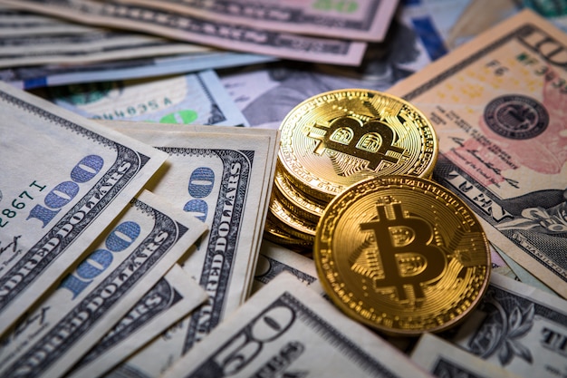 Gouden bitcoin op geldrekeningenachtergrond