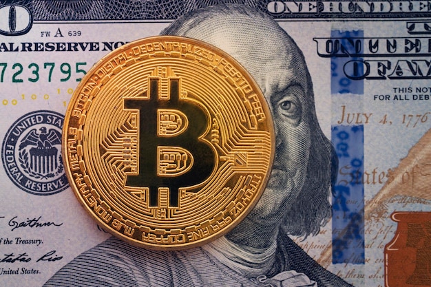 Gouden bitcoin op honderd-dollarbiljetten met Franklin Cryptocurrency-achtergrond