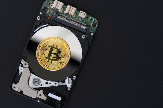 Gouden Bitcoin op zwart, crypto-valuta en netwerk blockchain