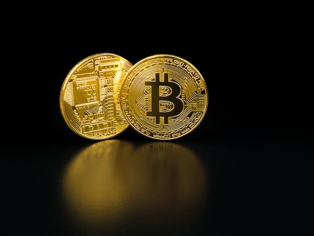 Gouden bitcoin op zwart.