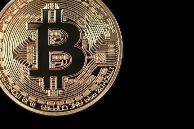 Gouden bitcoin op zwarte achtergrond. Bitcoin-cryptocurrency.