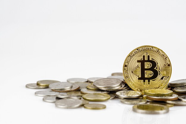 Gouden bitcoin over vele internationale geldmunten